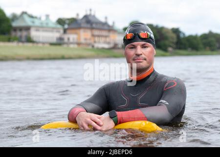 Dresda, Germania. 27th maggio 2022. Joseph Heß si trova di fronte al Palazzo Pillnitz durante una sessione di allenamento nell'Elba. Heß vuole nuotare il Reno dalla sorgente alla bocca nell'estate del 2022. Credit: Sebastian Kahnert/dpa/Alamy Live News Foto Stock