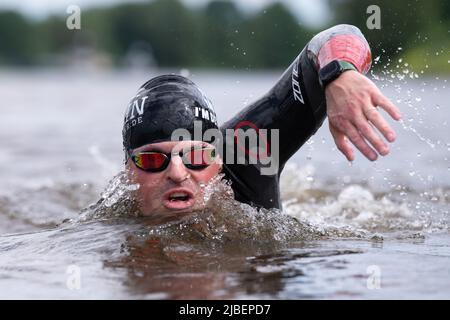 Dresda, Germania. 27th maggio 2022. Joseph Heß nuota nell'Elba durante una sessione di allenamento. Heß vuole nuotare il Reno dalla sorgente alla bocca nell'estate del 2022. Credit: Sebastian Kahnert/dpa/Alamy Live News Foto Stock