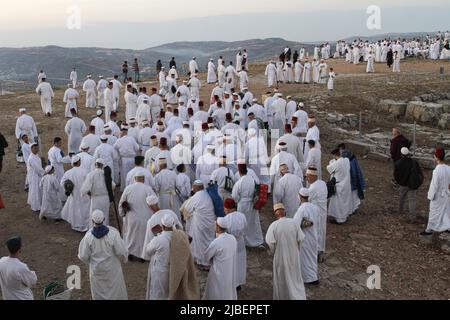 Nablus, Palestina. 27th maggio 2022. I membri dell'antica comunità samaritana pregano durante la vacanza di Shavuot sul monte Gerizim, vicino alla città di Nablus, in Cisgiordania. I Samaritani discesero dalle antiche tribù Israelite di Menashe ed Efraim ma si allontanarono dal giudaismo tradizionale 2.800 anni fa. Oggi, circa 700 dei restanti samaritani vivono nella città palestinese di Nablus in Cisgiordania e nella città israeliana di Holon, a sud di Tel Aviv. Credit: SOPA Images Limited/Alamy Live News Foto Stock