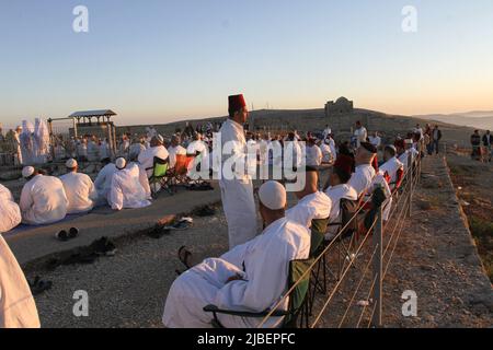 Nablus, Palestina. 27th maggio 2022. I membri dell'antica comunità samaritana pregano durante la vacanza di Shavuot sul monte Gerizim, vicino alla città di Nablus, in Cisgiordania. I Samaritani discesero dalle antiche tribù Israelite di Menashe ed Efraim ma si allontanarono dal giudaismo tradizionale 2.800 anni fa. Oggi, circa 700 dei restanti samaritani vivono nella città palestinese di Nablus in Cisgiordania e nella città israeliana di Holon, a sud di Tel Aviv. Credit: SOPA Images Limited/Alamy Live News Foto Stock