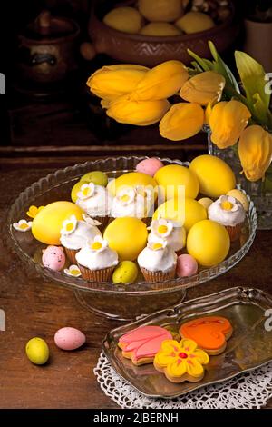 Poco tortina con decorazioni di zucchero per la pasqua Foto Stock