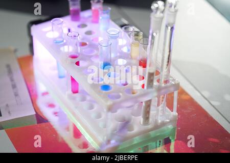 Un set di utensili da laboratorio per la ricerca medica o scientifica. Un bicchiere con prodotti chimici. Apparecchiature in vetro da laboratorio, provette e matracci. Foto di alta qualità Foto Stock