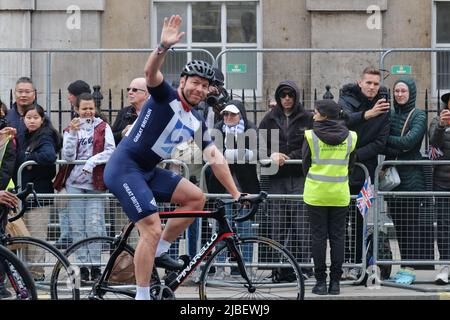 Londra, Regno Unito, 5th giugno 2022. Sir Chris Hoy ondeggia l'ultimo giorno delle celebrazioni del Platinum Jubilee, quando si è svolta una pageant lungo un percorso di tre chilometri, segnando il regno di 70 anni della Regina. Il concorso era costituito da quattro parti, e includeva la rappresentanza militare, elementi culturali negli ultimi settant'anni e anche figure pubbliche, gruppi di comunità e un finale di fronte a Buckingham Palace. Credit: Undicesima ora Fotografia/Alamy Live News Foto Stock