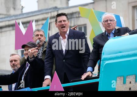 Londra, Regno Unito, 5th giugno 2022. Tony Hadley della fama del balletto di Spandau e Pete Waterman guarda fuori da un autobus scoperto che rappresenta il 1980s durante l'ultimo giorno delle celebrazioni del Giubileo del platino, dove una pagea ha avuto luogo lungo un percorso di tre chilometri, che segna il regno della Regina dei 70 anni. Il concorso era costituito da quattro parti, e includeva la rappresentanza militare, elementi culturali negli ultimi settant'anni e anche figure pubbliche, gruppi di comunità e un finale di fronte a Buckingham Palace. Credit: Undicesima ora Fotografia/Alamy Live News Foto Stock