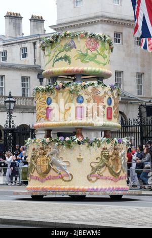 Londra, Regno Unito, 5th giugno 2022. Nell'ultimo giorno delle celebrazioni del Giubileo del platino, un modello gigante di una torta si snoda come parte di un evento che celebra il regno dei 70 anni della Regina. Il concorso era costituito da quattro parti, e includeva la rappresentanza militare, elementi culturali negli ultimi settant'anni e anche figure pubbliche, gruppi di comunità e un finale di fronte a Buckingham Palace. Credit: Undicesima ora Fotografia/Alamy Live News Foto Stock