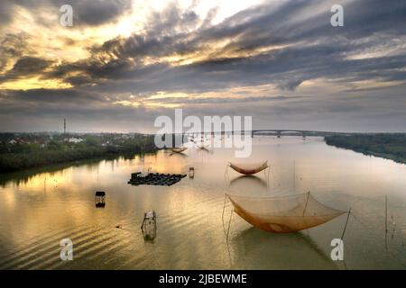 Alba sul mare a Hoi An, provincia di Quang Nam, Vietnam. Si tratta di Cua dai, dove il fiume Thu Bon scorre nel Mare Orientale. Foto Stock