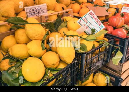 Limoni in vendita in un mercato di Amalfi Foto Stock