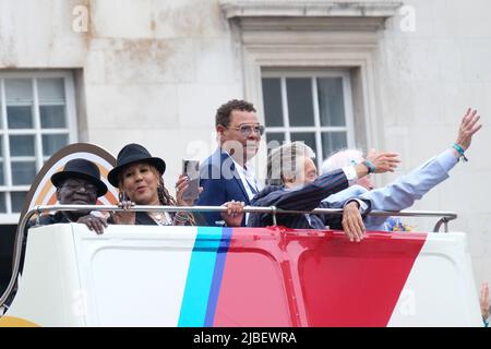 Londra, Regno Unito, 5th giugno 2022. Craig Charles guarda da un autobus scoperto che rappresenta i 1970s durante l'ultimo giorno delle celebrazioni del Giubileo del platino. Si svolse una pageant lunga 3 chilometri, che segnò il regno di 70 anni della Regina. Costituito da quattro parti, ha incluso la rappresentanza militare, elementi culturali negli ultimi settant'anni e anche con figure pubbliche, gruppi di comunità e un finale di fronte a Buckingham Palace. Credit: Undicesima ora Fotografia/Alamy Live News Foto Stock
