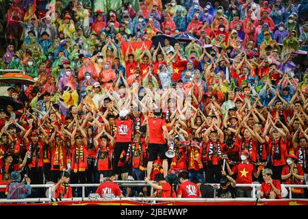 I tifosi del Vietnam hanno visto il loro coraggio durante la partita Sea Games 2022 tra Thailandia e Vietnam allo Stadio Nazionale My Dinh. Punteggio finale; Thailandia 0:1 Vietnam. Foto Stock