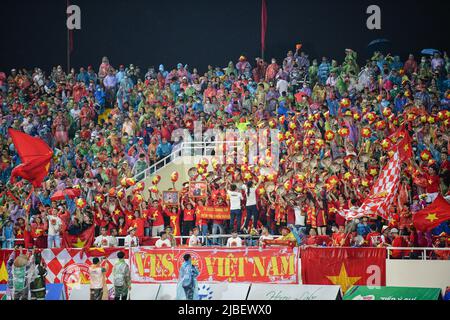 I tifosi del Vietnam hanno visto il loro coraggio durante la partita Sea Games 2022 tra Thailandia e Vietnam allo Stadio Nazionale My Dinh. Punteggio finale; Thailandia 0:1 Vietnam. Foto Stock