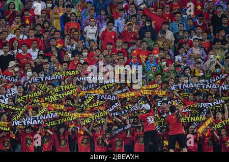 I tifosi del Vietnam hanno visto il loro coraggio durante la partita Sea Games 2022 tra Thailandia e Vietnam allo Stadio Nazionale My Dinh. Punteggio finale; Thailandia 0:1 Vietnam. Foto Stock