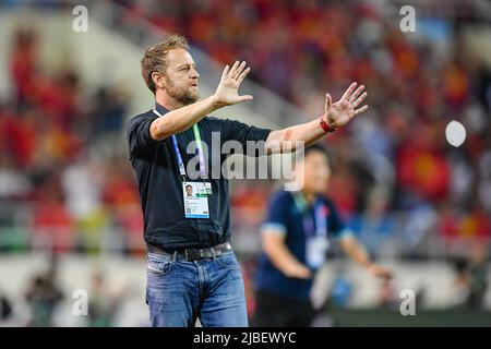 Allenatore Alexandre Polking of Thailand Gestures durante la partita Sea Games 2022 tra Thailandia e Vietnam al My Dinh National Stadium. Punteggio finale; Thailandia 0:1 Vietnam. Foto Stock