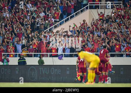 I tifosi del Vietnam hanno visto il loro coraggio durante la partita Sea Games 2022 tra Thailandia e Vietnam allo Stadio Nazionale My Dinh. Punteggio finale; Thailandia 0:1 Vietnam. Foto Stock