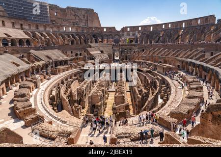 Il Colosseo a Roma, Italia, è il più grande anfiteatro antico del mondo costruito nel 79 d.C. Foto Stock