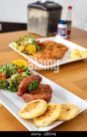 Colombia piatto tradizionale di chorizo con tortilla e insalata Foto Stock