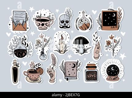 Set di graziosi adesivi strega, collezione di boho disegnati a mano. Lettera, cranio, libro, cristallo magico. Vector vintage sketch isolato su backgr bianco Illustrazione Vettoriale