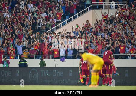 Hanoi, Vietnam. 22nd maggio 2022. I tifosi del Vietnam hanno visto il loro coraggio durante la partita Sea Games 2022 tra Thailandia e Vietnam allo Stadio Nazionale My Dinh. Punteggio finale; Thailandia 0:1 Vietnam. (Foto di Amphol Thongmueangluang/SOPA Images/Sipa USA) Credit: Sipa USA/Alamy Live News Foto Stock