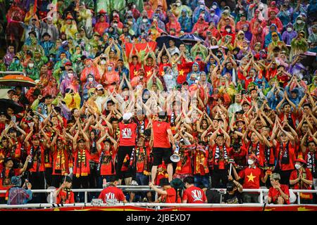 Hanoi, Vietnam. 22nd maggio 2022. I tifosi del Vietnam hanno visto il loro coraggio durante la partita Sea Games 2022 tra Thailandia e Vietnam allo Stadio Nazionale My Dinh. Punteggio finale; Thailandia 0:1 Vietnam. (Foto di Amphol Thongmueangluang/SOPA Images/Sipa USA) Credit: Sipa USA/Alamy Live News Foto Stock