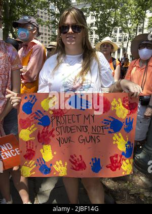 Moms Demand Action for Gun Sense March on June 4, 2022. Centinaia di manifestanti marciarono da Foley Square a Lower Manhattan a Cadman Plaza Foto Stock