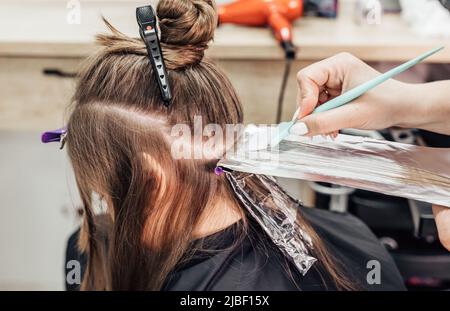 Parrucchiere professionale che muore i capelli del cliente in salone di bellezza, primo piano. Foto di alta qualità Foto Stock