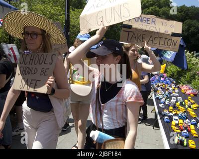 Moms Demand Action for Gun Sense March on June 4, 2022. Centinaia di manifestanti marciarono da Foley Square a Lower Manhattan a Cadman Plaza Foto Stock