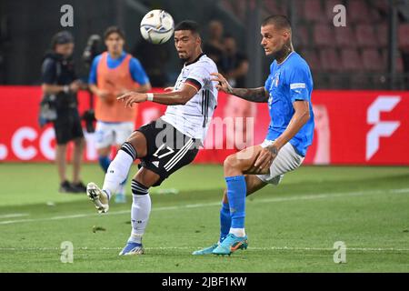 Bologna, Italia. 04th giugno 2022. Benjamin HENRICHS (GER), azione, duelli contro Gianluca SCAMACCA (ITA). Football UEFA Nations League, fase di gruppo 1.matchday Italy (ITA) - Germany (GER) 1-1, on June 4th, 2022, Renato Dall `Ara Stadium Bologna Credit: dpa/Alamy Live News Foto Stock