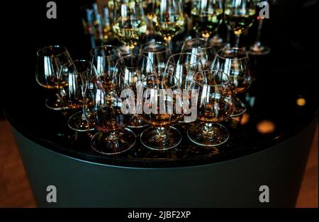 alcolici in bicchieri: cognac, whiskey e altro in assortimento. vita notturna Foto Stock