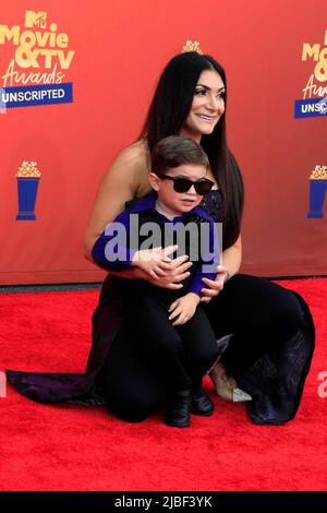 LOS ANGELES - GIUGNO 2: Deena cortese, Christopher Buckner al MTV Movie and TV Awards: UNSCRIPTED al Barker Hanger il 2 Giugno 2022 a Santa Monica, CA Foto Stock