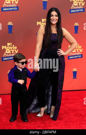 2 giugno 2022, Santa Monica, CA, USA: LOS ANGELES - 2 GIUGNO: Deena cortese, Christopher Buckner al MTV Movie and TV Awards: UNSCRIPTED at the Barker Hanger il 2 giugno 2022 a Santa Monica, CA (Credit Image: © Kay Blake/ZUMA Press Wire) Foto Stock