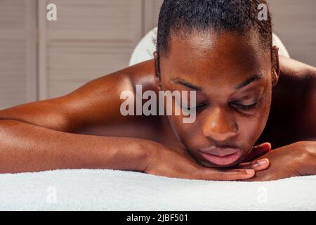 donna ottenere terapia manuale medico professionale Foto Stock