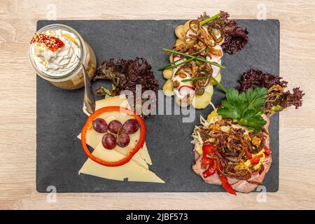 Smørrebrøds, i tradizionali panini scandinavi con pane di segale nero, patate, ravanelli, roast beef e æblekage un tipico dessert. Assens, DENMA Foto Stock