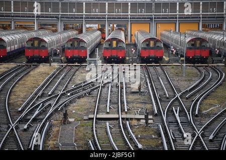 I treni della metropolitana Piccadilly Line parcheggiati in un deposito vicino alla stazione metropolitana di Boston Manor a Londra, in quanto i membri della Rail, Maritime and Transport Union (RMT) stanno intraprendendo azioni industriali in una disputa su posti di lavoro e pensioni. Data foto: Lunedì 6 giugno 2022. Foto Stock