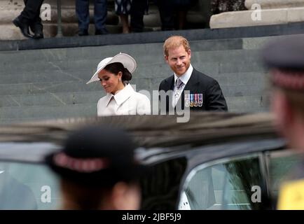 03 giugno 2022 - Londra, Inghilterra, Regno Unito - il principe Harry e Meghan Markle, duchessa del Sussex che lascia il servizio nazionale di Thanksgiving, Cathedr di St Paul Foto Stock