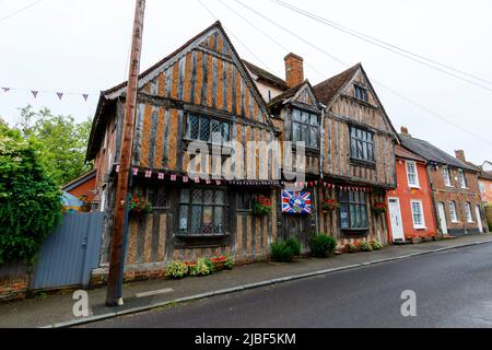 Lavenham, Regno Unito. 5 giugno 2022. Casa de Vere a Lavenham, che è stata usata come base per la casa di Harry Potter a Godric's Hollow nei film di Harry Potter, che ha bandiere per segnare il Giubileo del platino della Regina. Credit: Mark Bulllivore/Alamy Live News Foto Stock