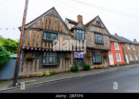 Lavenham, Regno Unito. 5 giugno 2022. Casa de Vere a Lavenham, che è stata usata come base per la casa di Harry Potter a Godric's Hollow nei film di Harry Potter, che ha bandiere per segnare il Giubileo del platino della Regina. Credit: Mark Bulllivore/Alamy Live News Foto Stock