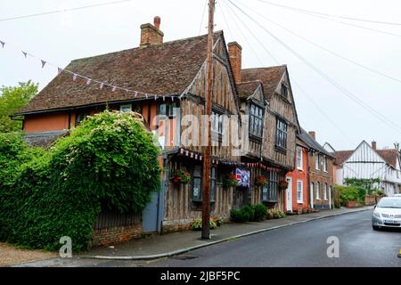 Lavenham, Regno Unito. 5 giugno 2022. Casa de Vere a Lavenham, che è stata usata come base per la casa di Harry Potter a Godric's Hollow nei film di Harry Potter, che ha bandiere per segnare il Giubileo del platino della Regina. Credit: Mark Bulllivore/Alamy Live News Foto Stock