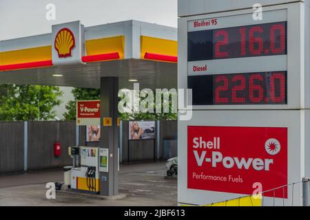 SVIZZERA, ZWINGEN - GIUGNO 6: Pannello prezzi presso una stazione di benzina Shell con visualizzazione dei prezzi del gas il 6 giugno 2022 a Zwingen, Svizzera. La Svizzera lo ha Foto Stock