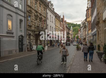 Strada con negozi ed edifici nel centro storico, Friburgo, Germania Foto Stock