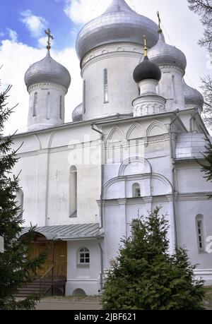 Monastero ortodosso di Nikitsky a Pereslavl-Zalessky. Le mura della Cattedrale cristiana, l'architettura russa del XVI secolo. Regione di Yaroslavl Foto Stock