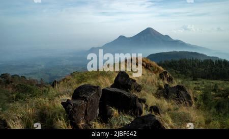 Vista panoramica del Monte Penanggungan, giava orientale, Indonesia, carta da parati paesaggio, colore sfondo luminosità sfondo. Immagine di alta qualità Foto Stock