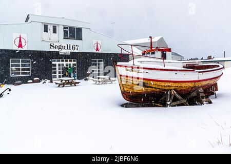 Luogo fresco nel nord dell'Islanda. Segull 67 appartiene alla Indipendent Craft Brewers of Iceland (ICBI). Segull 67 è una piccola birreria artigianale a conduzione familiare situata nel villaggio di pescatori di Siglufjörður, Islanda. Segull significa magnete in islandese e l'ago del magnete (numero magnetico) della bussola fa parte del logo Foto Stock