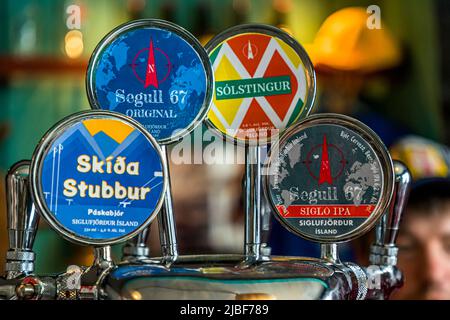 Segull 67 è una piccola birreria artigianale a conduzione familiare situata nel villaggio di pescatori di Siglufjörður, Islanda. Segull significa magnete in islandese e l'ago magnetico (noth magnetico) della bussola fa parte del logo Foto Stock