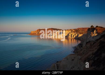 Vista dall'alto della costa con le bianche scogliere calcaree vicino a Realmonte nella provincia di Agrigento. Sicilia, Italia Foto Stock