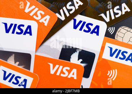 Cracovia, Polonia - Aprile 27 2022: Visa carte di credito in plastica con pay symbol contactless vista dall'alto Foto Stock