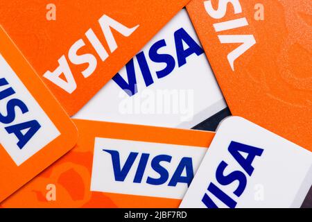 Cracovia, Polonia - Aprile 27 2022: Primo piano delle carte di credito Visa plastic vista dall'alto Foto Stock