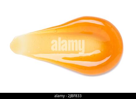 Striscio di gel arancione con bolle isolate su sfondo bianco vista dall'alto Foto Stock