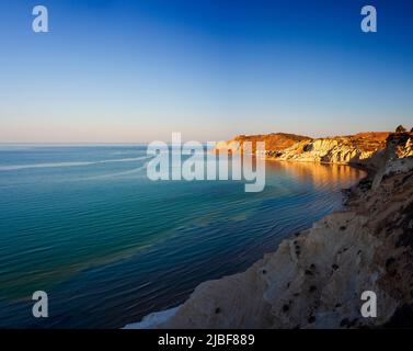 Vista dall'alto della costa con le bianche scogliere calcaree vicino a Realmonte nella provincia di Agrigento. Sicilia, Italia Foto Stock