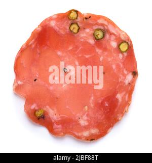 Una fetta di salsiccia di salame affumicata secca con pepe isolato su sfondo bianco vista dall'alto Foto Stock