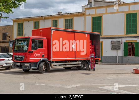 Felanitx, Spagna; maggio 27 2022: Camion di consegna della birra rossa del marchio spagnolo Estrella Damm, parcheggiato sulla strada per effettuare la consegna. Felanitx, Isola Foto Stock