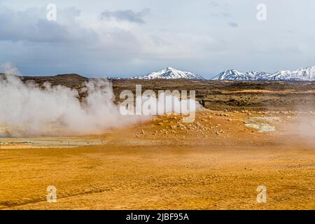 Hverir in Islanda è un luogo geotermico noto per le sue piscine gorgoglianti di fango e fumarole fumarole che emettono gas solforico Foto Stock